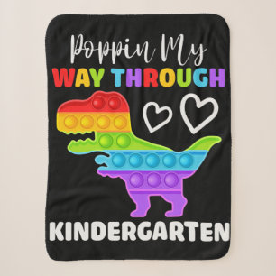Dinosaur Poppin Auf Meinem Weg Durch Den Kindergar Sherpadecke