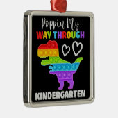 Dinosaur Poppin My Way Through Kindergarten Ornament Aus Metall (Rechts)