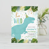 Dinosaur Two Wild Birthday Boy Dinosaur Geburtstag Einladung (Stehend Vorderseite)