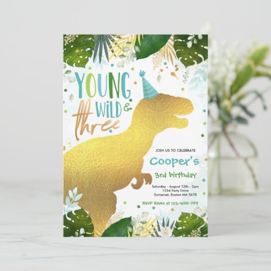 Dinosaur Young Wild und drei Dinosaurier Geburtsta Einladung (Stehend Vorderseite)
