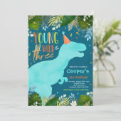 Dinosaur Young Wild und drei Dinosaurier Geburtsta Einladung (Stehend Vorderseite)