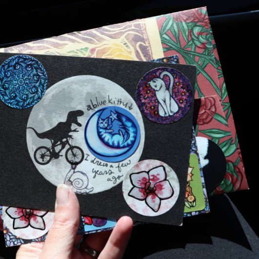 Dinosaurier auf einem Rad mit dem Mond Karte