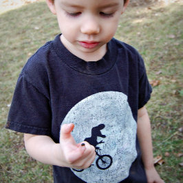 Dinosaurier auf einem Rad mit dem Mond Kleinkind T-shirt