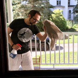 Dinosaurier auf einem Rad mit dem Mond T-Shirt