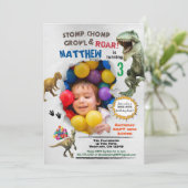 Dinosaurier Geburtstags-Foto Einladung farbig (Stehend Vorderseite)