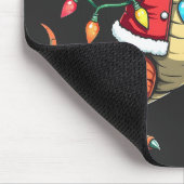 Dinosaurier mit Weihnachtslicht-Weihnachtsmannmütz Mousepad (Ecke)