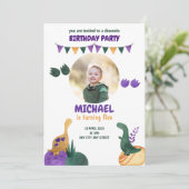 Dinosaurier Party Green Lila Dinomite Boy Geburtst Einladung (Stehend Vorderseite)