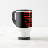 Direkt vor dem wahnsinnigen Asyl Reisebecher (Vorderseite Links)