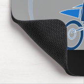 Dirt Biker, der ein Rad macht. Mousepad (Ecke)