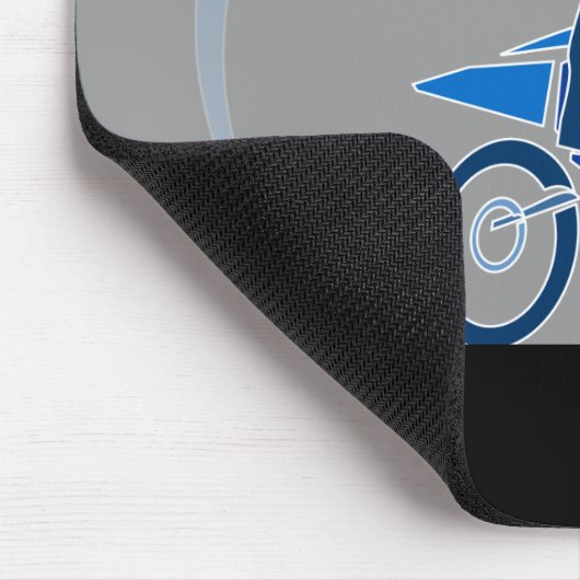 Dirt Biker, der ein Rad macht. Mousepad (Ecke)