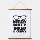 Dirty Nerdy Inacky und Curvy Wandteppich Mit Holzrahmen (Vorderseite)