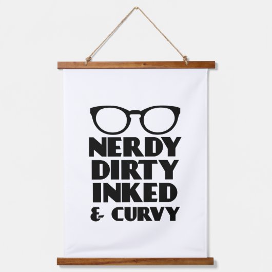 Dirty Nerdy Inacky und Curvy Wandteppich Mit Holzrahmen (Vorderseite)