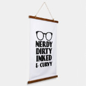 Dirty Nerdy Inacky und Curvy Wandteppich Mit Holzrahmen (Gewinkelt)