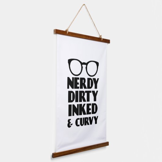 Dirty Nerdy Inacky und Curvy Wandteppich Mit Holzrahmen (Gewinkelt)