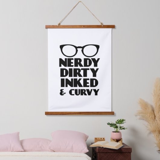 Dirty Nerdy Inacky und Curvy Wandteppich Mit Holzrahmen (Schlafzimmer)
