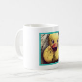 Dirty Rubber Duck sitzend auf einem Holzdeck Kaffeetasse (Vorderseite Links)