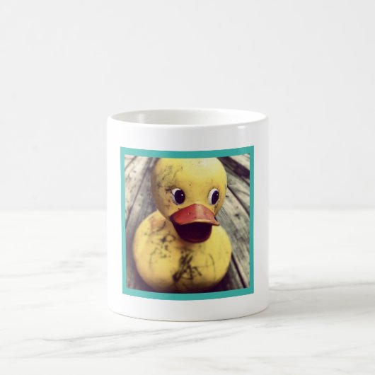 Dirty Rubber Duck sitzend auf einem Holzdeck Kaffeetasse (Mittel)