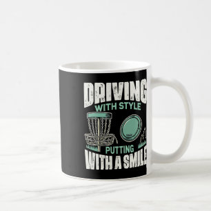 Disc-Golfer fährt mit Stil Disc Golf Kaffeetasse