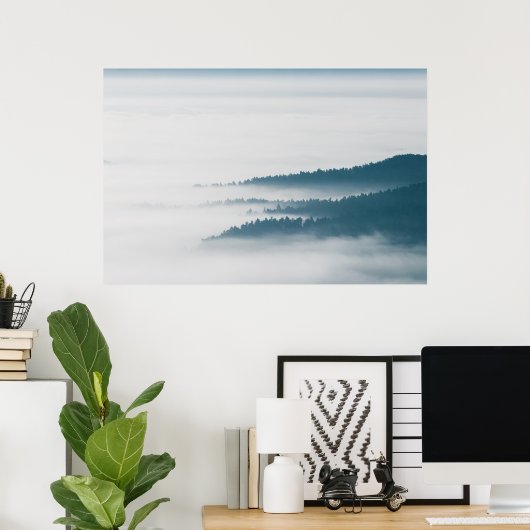 DIschillernde Hügel im Nebel Poster (Heimbüro)