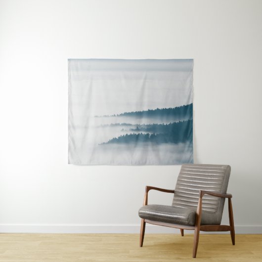 DIschillernde Hügel im Nebel Wandteppich (Beispiel (Horizontal))