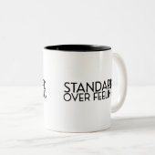 Discipline Over Motivation Minimalist  Zweifarbige Tasse (VorderseiteRechts)