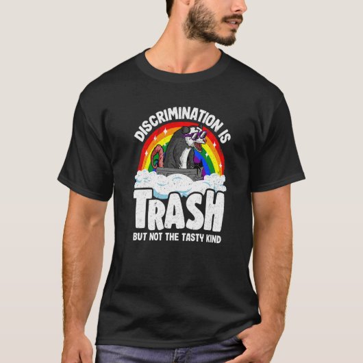 Discrimination Is Trash Opossum Rainbow Flag Gay P T-Shirt (Vorderseite)