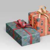 Diseño navideño con árbol, copos nieve y acebo. geschenkpapier