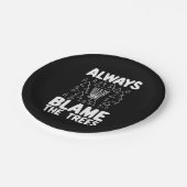 Disk Golf macht immer den Bäumen die Schuld Pappteller (Schrägansicht)