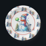 Disk Golf Themed Christmas Party Pappteller<br><div class="desc">CD Golf Thema Weihnachts-Party Papier Teller.. Discgolf themed art. Niedlicher Cartoon Snowman in Weihnachtsmannmütze neben einem Discgolf-Körbchen im Schnee neben einem Weihnachtsbaum.</div>