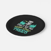 Disk Golf trifft die glücklichen kleinen Bäume Pappteller (Schrägansicht)