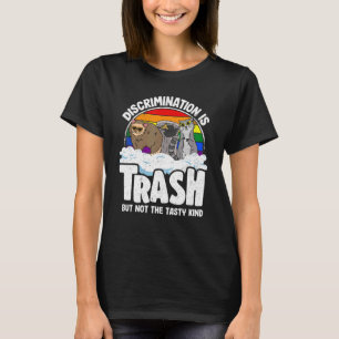Diskriminierung ist Abfalleimer Gay Pride Raccoon  T-Shirt