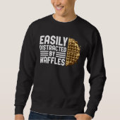 Distracted by Waffles Ironic Saying Waffle Fan Sweatshirt (Vorderseite)