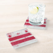 Distressed District of Columbia Flag Glasuntersetzer (Schrägansicht)