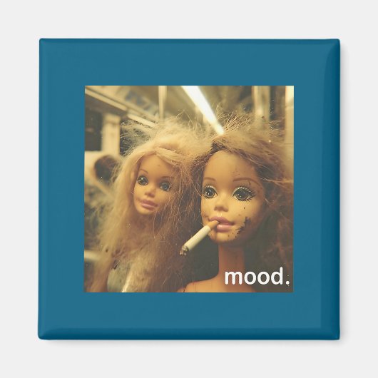 Distressed Doll Face Meme Premium Magnet (Vorne)
