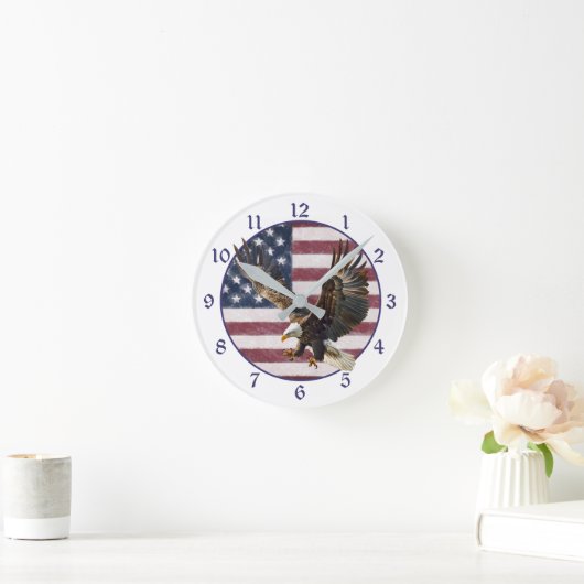 Distressed Flag Eagle Landing Runde Wanduhr (Zuhause)