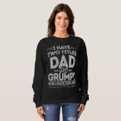 Distressed I Have Two Titles Dad And Grumpy Father Sweatshirt (Vorne ganz)
