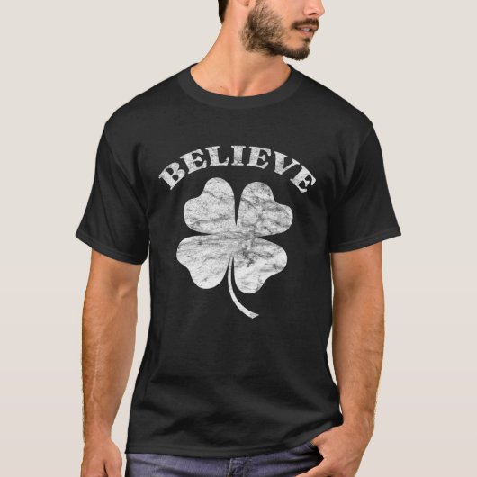 Distressed Shamrock Irish Four Leaf Clove Believe T-Shirt (Vorderseite)
