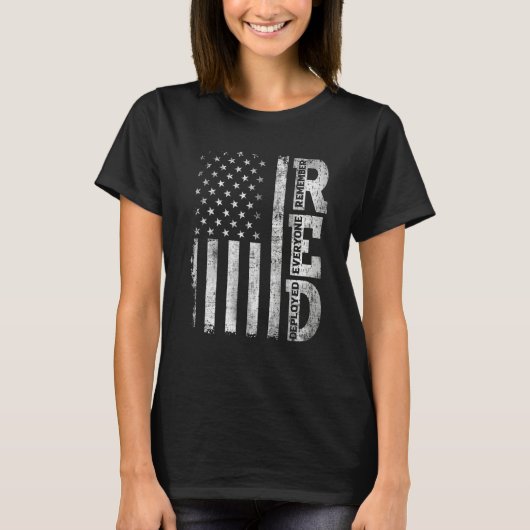 Distressed US Flag Remember Everyone Deployed R E T-Shirt (Vorderseite)