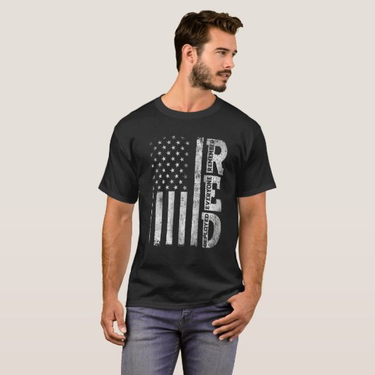 Distressed US Flag Remember Everyone Deployed R E T-Shirt (Vorne ganz)