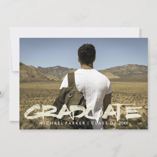 Distressive moderne Textmaskuline Graduation Party Einladung (Vorderseite)