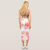 Distrestierte Abstrakte Wiederholungsnamen 6 Buchs Capri Leggings (Rückseite)