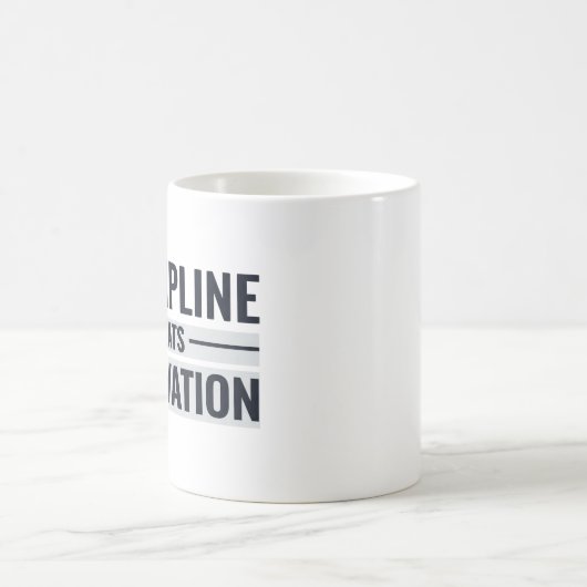 Disziplin schlägt Motivation Kaffeetasse (Mittel)