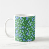 Ditsy Bright Blue Periwinkles auf grüner Flora Kaffeetasse (Links)