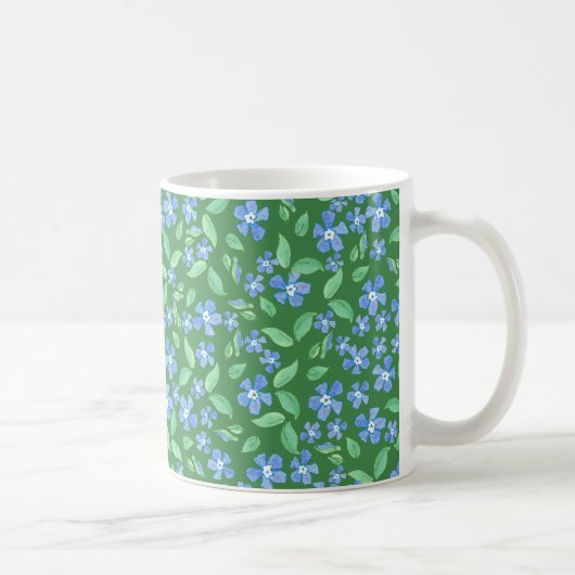Ditsy Bright Blue Periwinkles auf grüner Flora Kaffeetasse (Rechts)