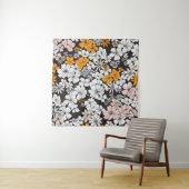 Ditsy Floral: farbenfroher dunkler Hintergrund. Wandteppich (Beispiel)