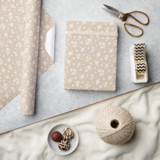 Ditsy Floral Muted Neutral Soft Pale Tan Taupe Geschenkpapier (Kunsthandwerk)