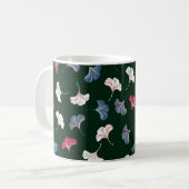 Ditsy Ginkgo: Dunkler Herbst Nahtlos. Kaffeetasse (Vorderseite Links)