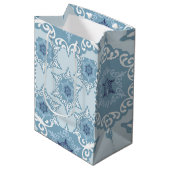 Ditsy Snowflake pattern backgrounds textures Mittlere Geschenktüte (Vorderseite Schrägansicht)