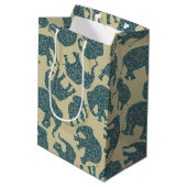 Ditzy Paisley Elephants auf Beige Medium Gift Bag Mittlere Geschenktüte (Rückseite Schrägansicht)