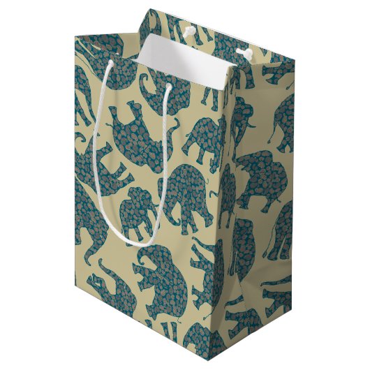 Ditzy Paisley Elephants auf Beige Medium Gift Bag Mittlere Geschenktüte (Vorderseite Schrägansicht)